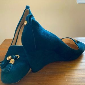 Vince Camuto green suede platform shoes